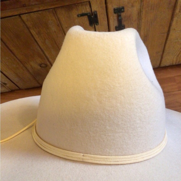 New! RARe lack of color cream high crown rancher